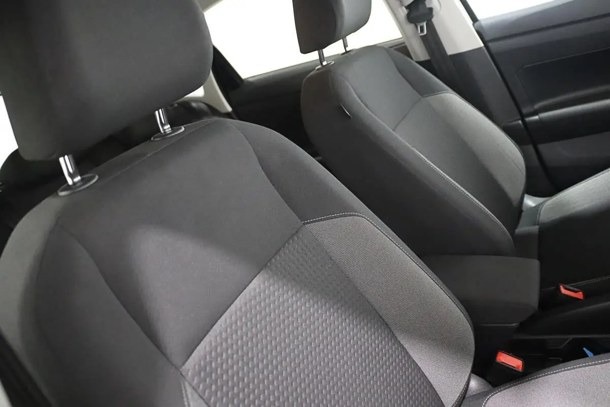 Gros plan sur les sièges avant en tissu gris et noir de la Volkswagen Polo 1.0 TSI 95 DSG 2022 avec sièges chauffants.