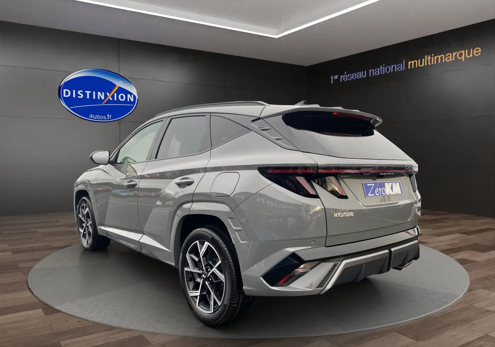 Vue 3/4 arrière droite du Hyundai Tucson gris Shadow avec jantes alu 19 pouces et feux LED distinctifs.