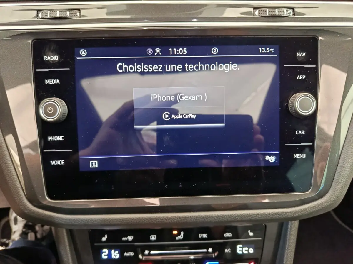 Écran tactile central du Volkswagen Tiguan noir 2023 affichant le menu de connexion Apple CarPlay.