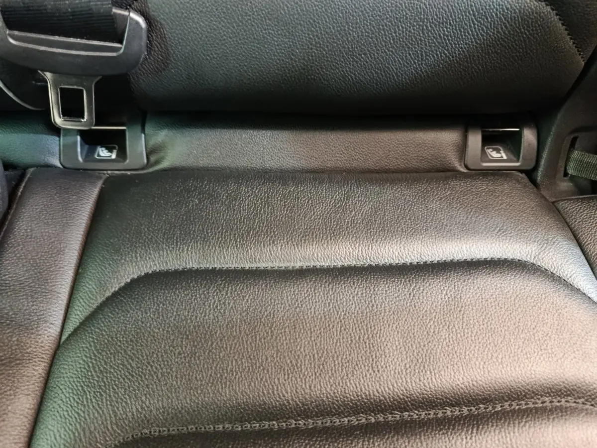Détail du siège arrière noir du Volkswagen Tiguan 1.4 eHybrid 2023, montrant les attaches Isofix.