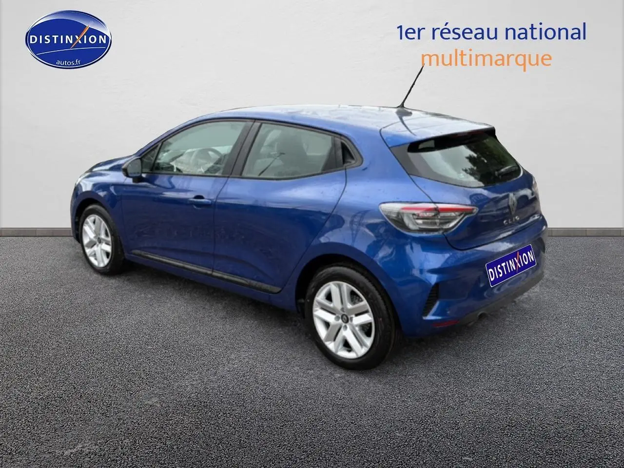 Renault Clio V bleu iron vue 3/4 arrière droit, avec feux LED et jantes alliage argentées.