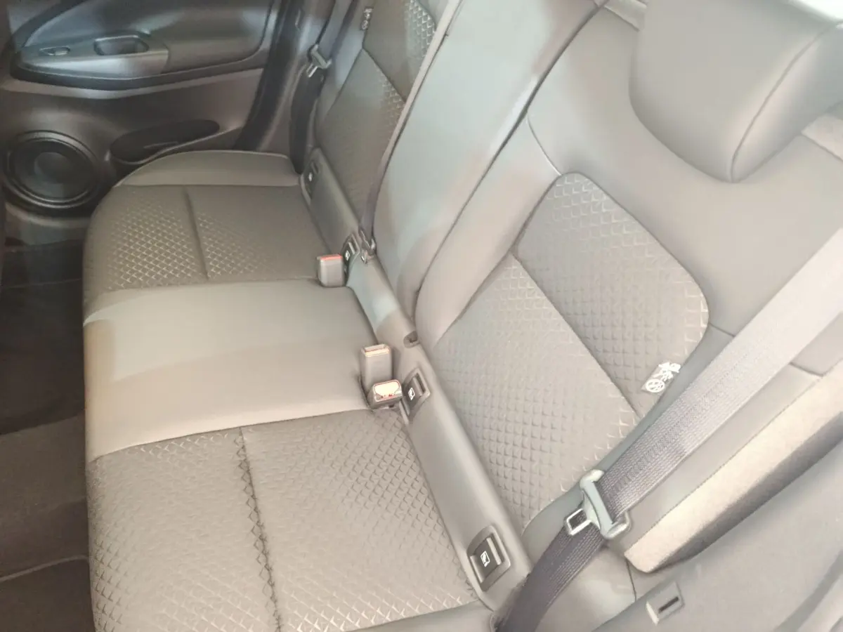 Vue rapprochée de la banquette arrière grise du Nissan Juke 2025, montrant les ceintures et fixations Isofix.