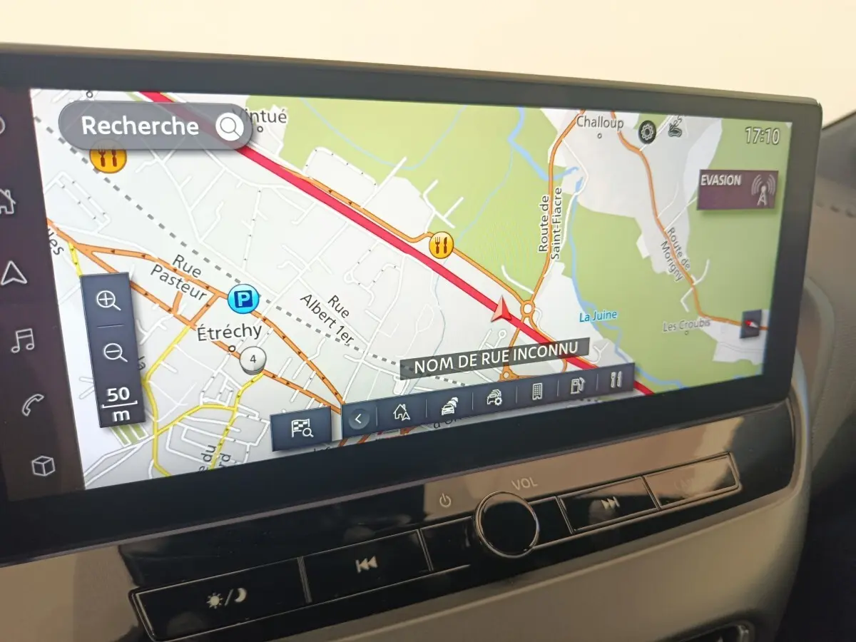 Écran tactile central du Nissan Juke 2025 affichant une carte de navigation avec interface moderne et commandes intégrées.