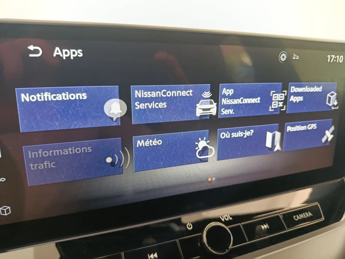 Écran tactile central du Nissan Juke 2025 affichant le menu des applications avec options connectées et GPS.