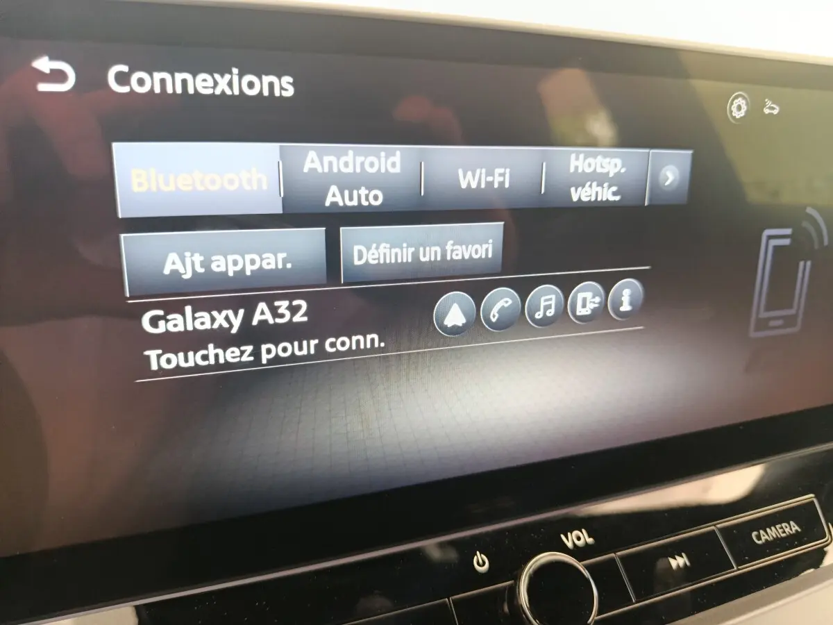 Écran tactile central du Nissan Juke bleu 2025 affichant les options de connexion Bluetooth, Android Auto et Wi-Fi.