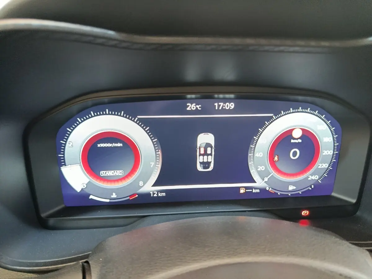 Vue rapprochée du combiné d'instruments numérique du Nissan Juke bleu 2025 affichant la vitesse et le régime moteur.