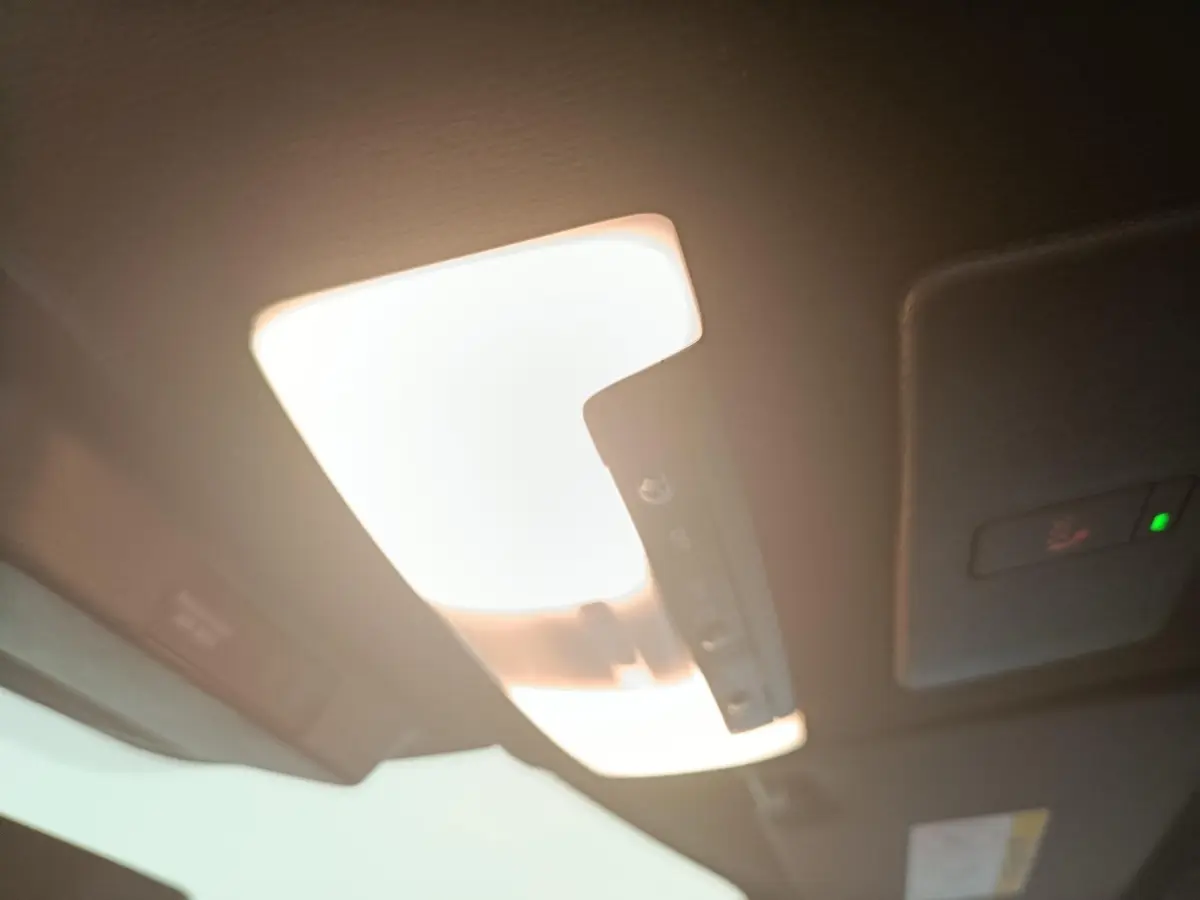Plafonnier intérieur allumé avec commandes, vue rapprochée du toit du Nissan Juke bleu 2025.