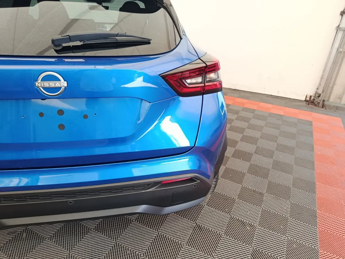 Vue arrière droite du Nissan Juke DIG-T 114 BVM6 N-Connecta bleu brillant, avec feux arrière LED distinctifs.