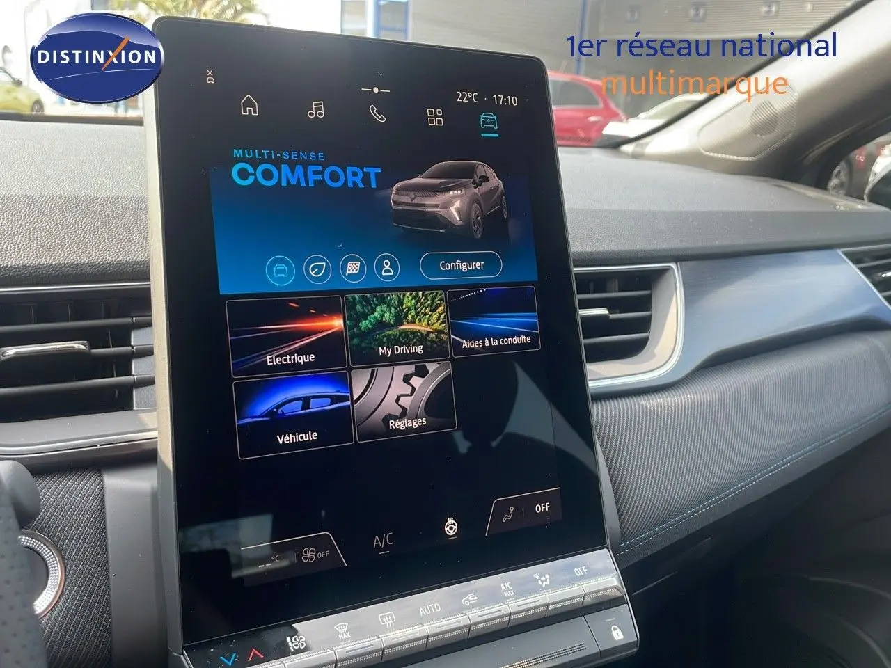 Écran tactile central affichant le mode confort du Renault Captur E-Tech hybride gris cassiopée avec toit noir, vue intérieure côté passager.