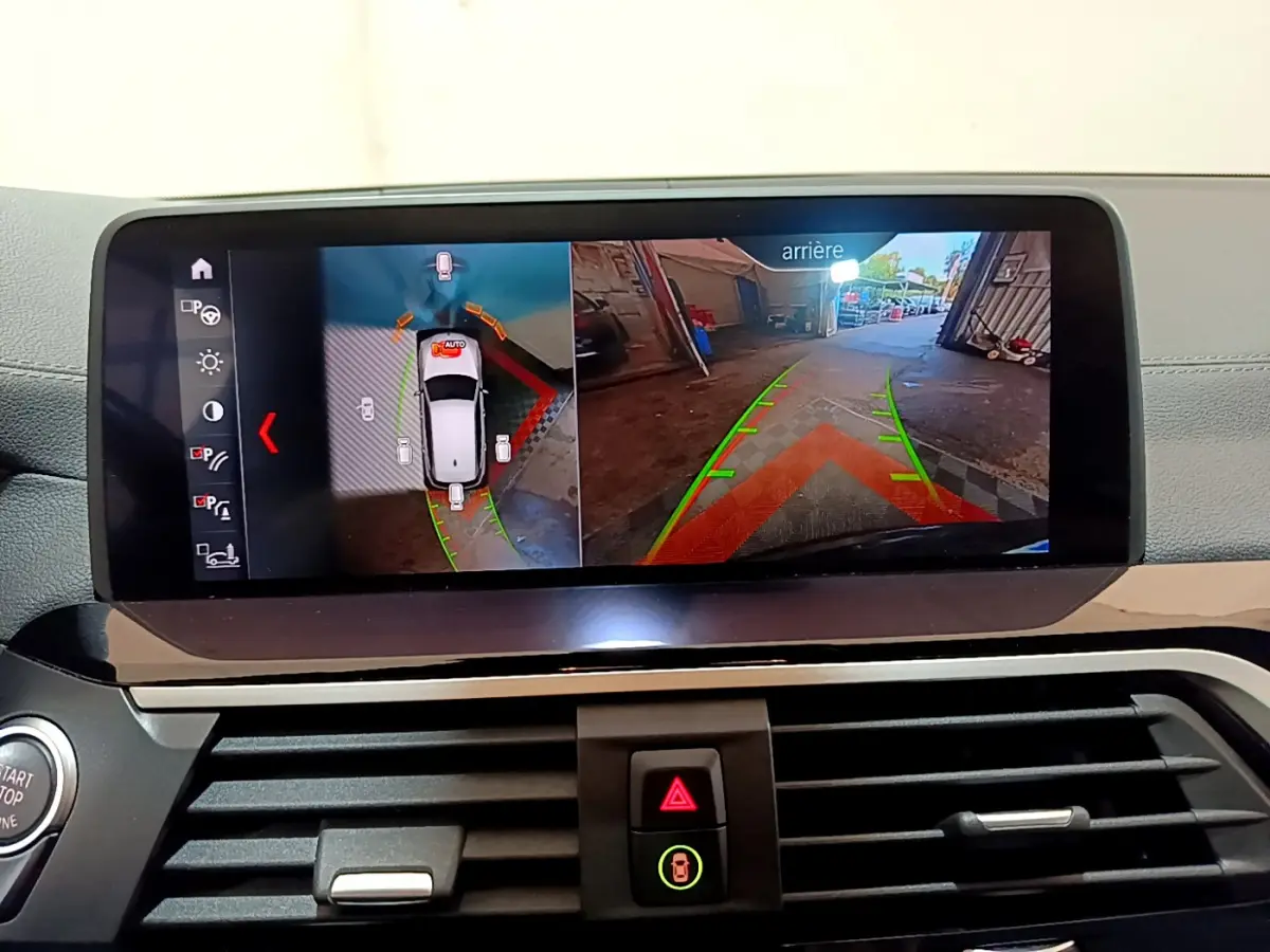 Écran tactile intérieur montrant la caméra de recul et la vue 360° du BMW X3 noir xDrive20d 2019.