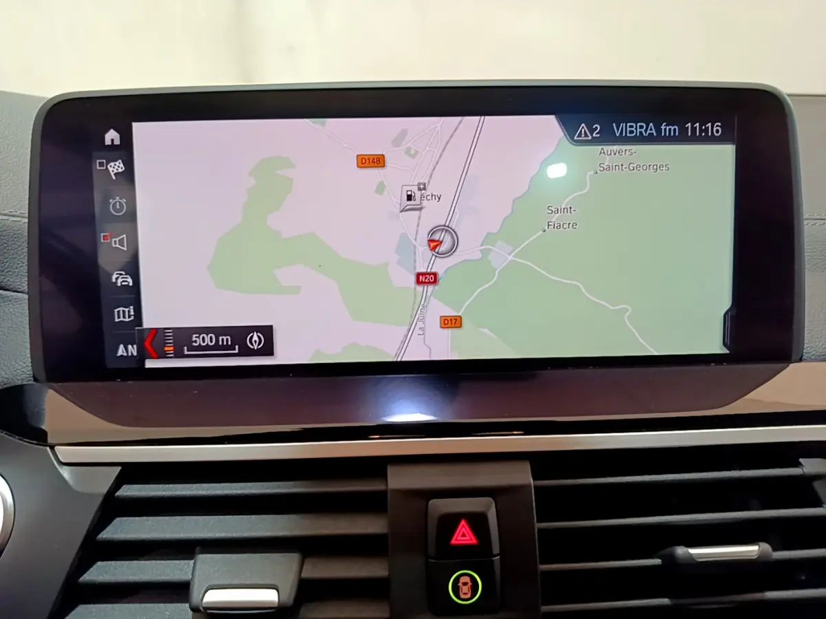 Écran tactile de navigation 10,3 pouces affichant une carte GPS dans l'habitacle du BMW X3 noir 2019.