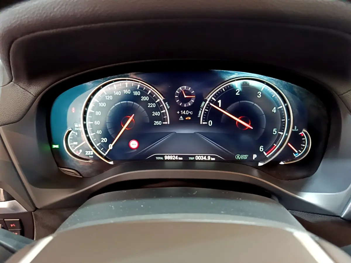 Tableau de bord numérique du BMW X3 noir 2019, affichant vitesse, compte-tours et température extérieure.