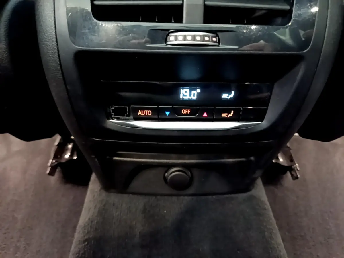 Commande de climatisation arrière digitale affichant 19°C dans un BMW X3 xDrive20d noir de 2019.