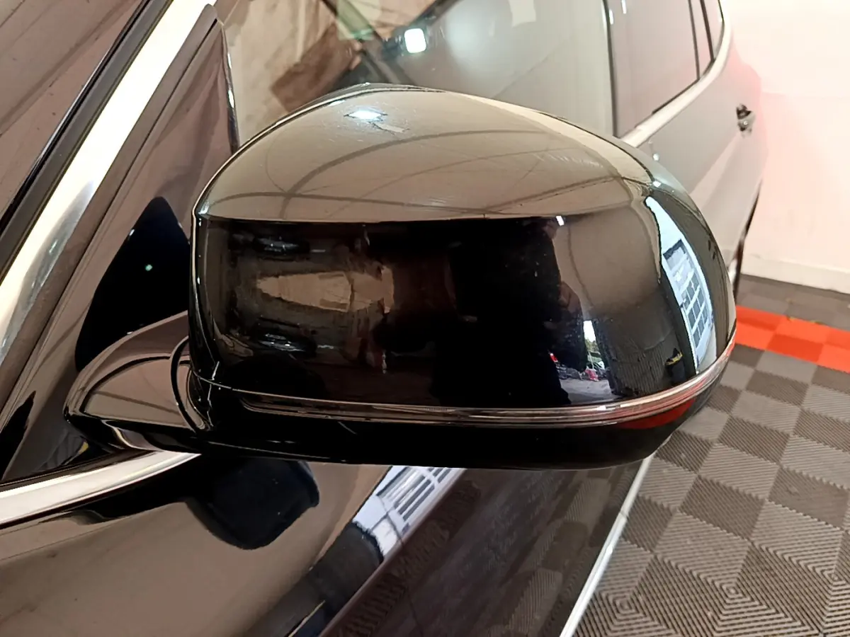 Rétroviseur côté gauche noir brillant d'un BMW X3 xDrive20d 2019, avec clignotant intégré visible en bas.