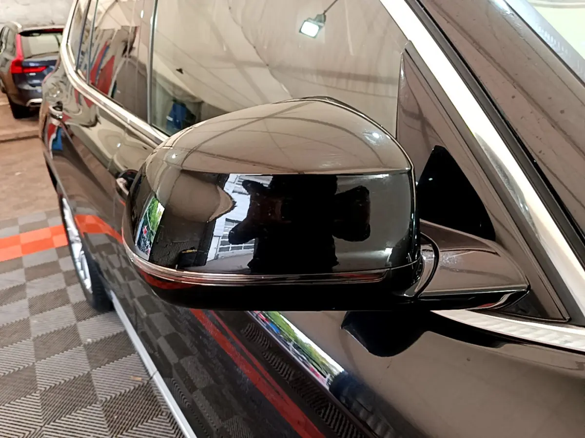 Rétroviseur côté gauche noir brillant d'un BMW X3 xDrive20d 2019, avec carrosserie noire et entourage chromé.