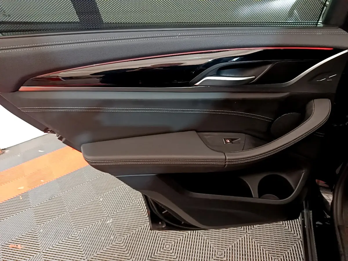 Panneau de porte intérieur côté gauche noir avec surpiqûres blanches et insert laqué sur BMW X3 xDrive20d 2019.