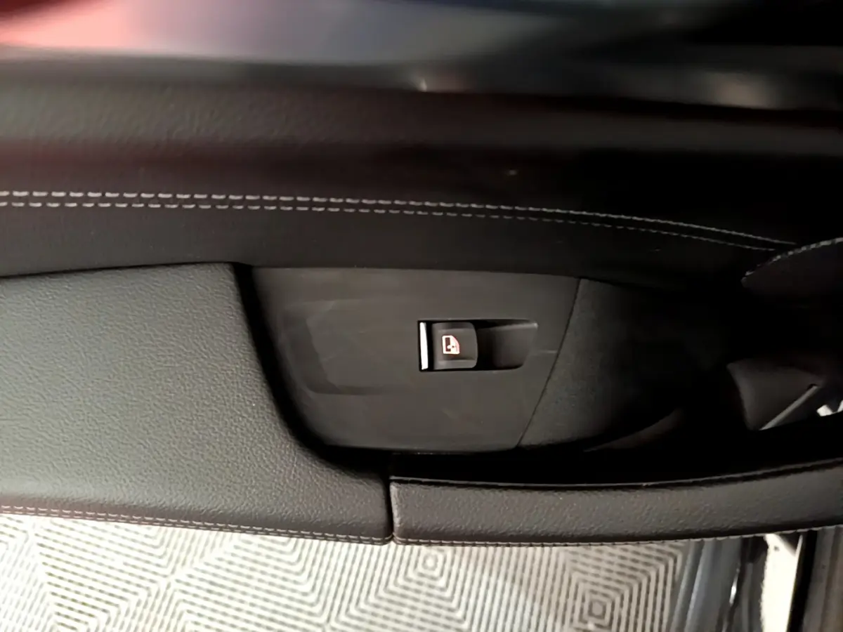 Bouton de verrouillage des portes sur la porte intérieure côté gauche d'un BMW X3 noir 2019.