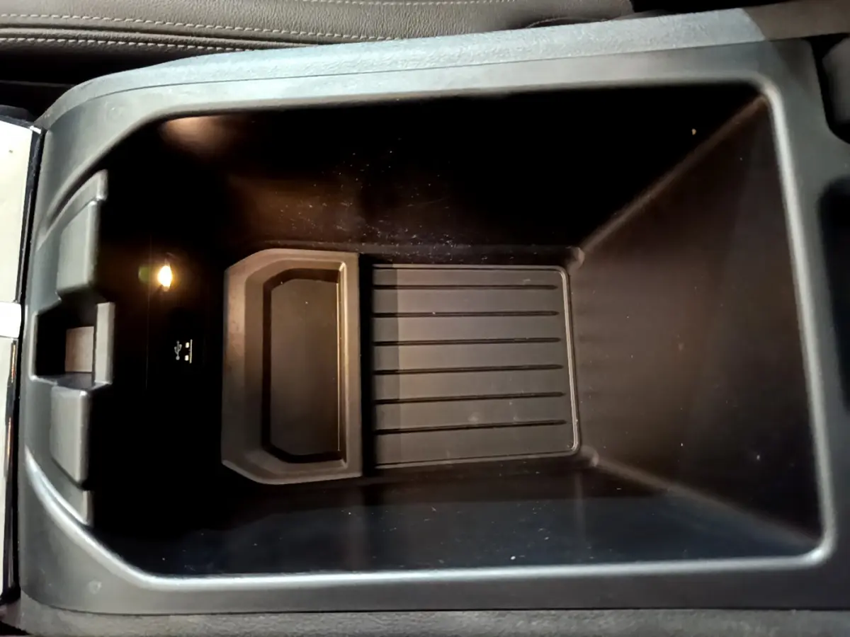 Vue rapprochée de la console centrale noire du BMW X3 xDrive20d 2019 avec prise USB et éclairage intérieur.