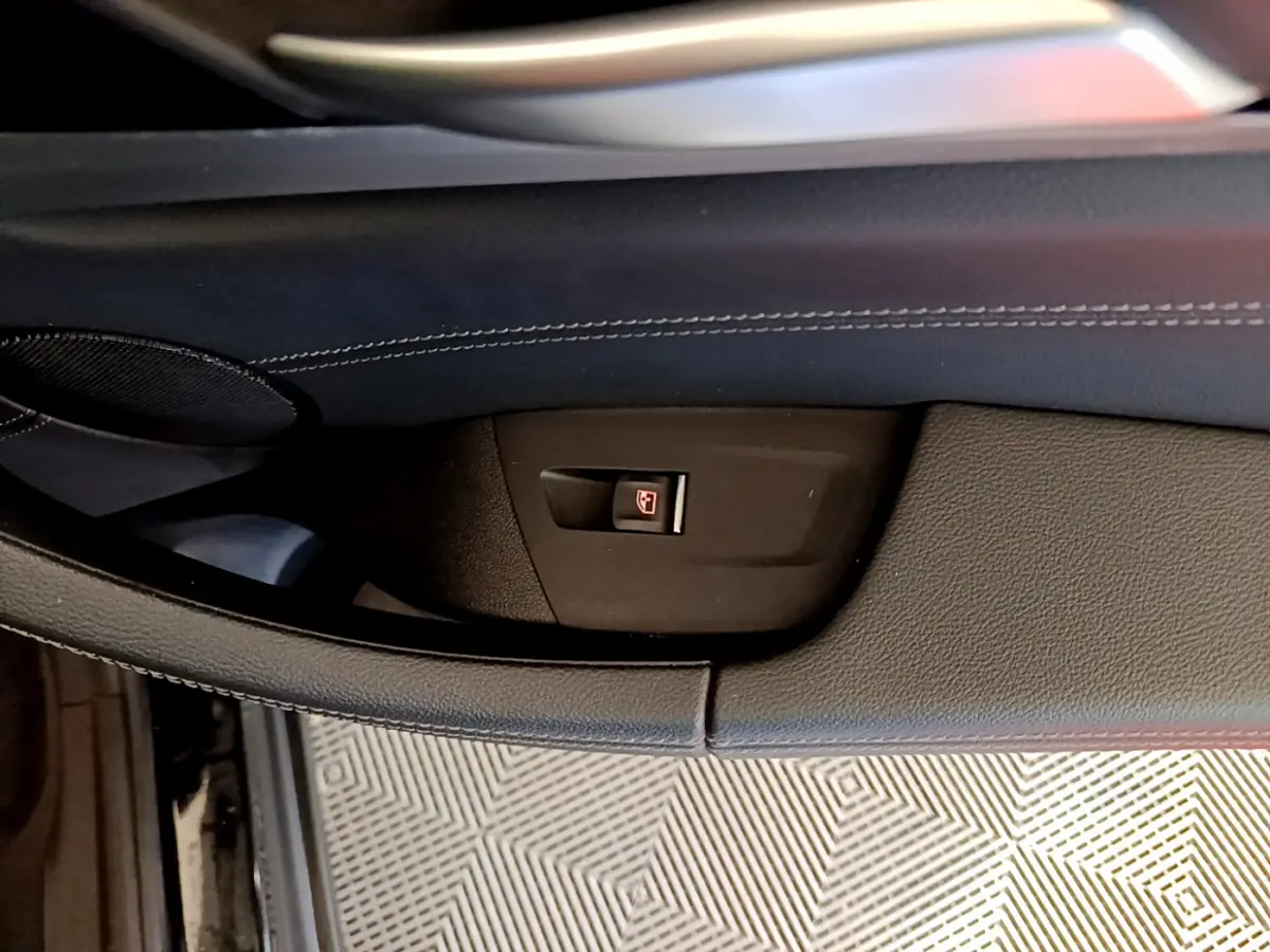Bouton de verrouillage des portes sur la garniture intérieure côté gauche en cuir noir du BMW X3 xDrive20d 2019.