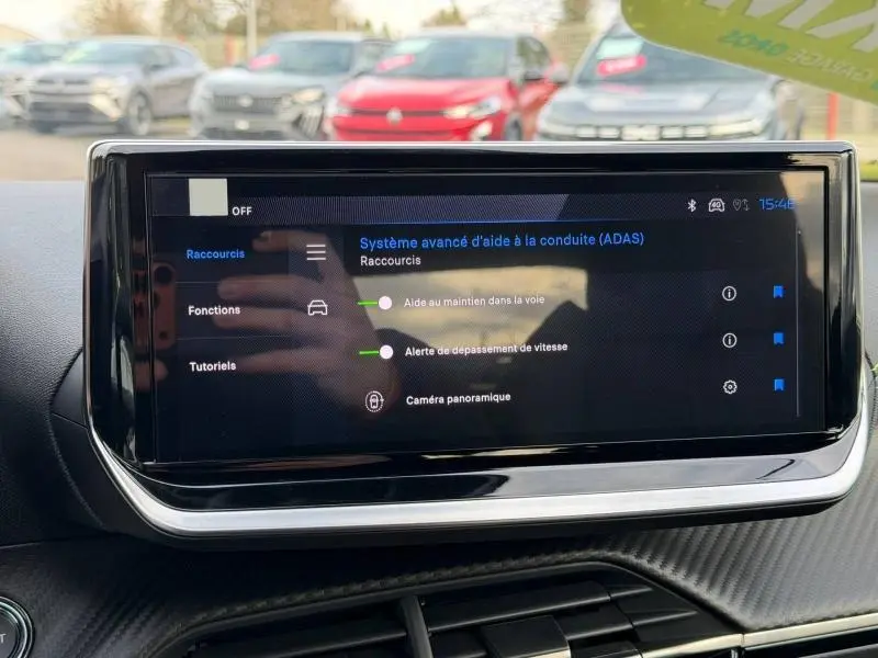 Écran tactile central du Peugeot 2008 Hybrid 145ch GT affichant les aides à la conduite avancées.