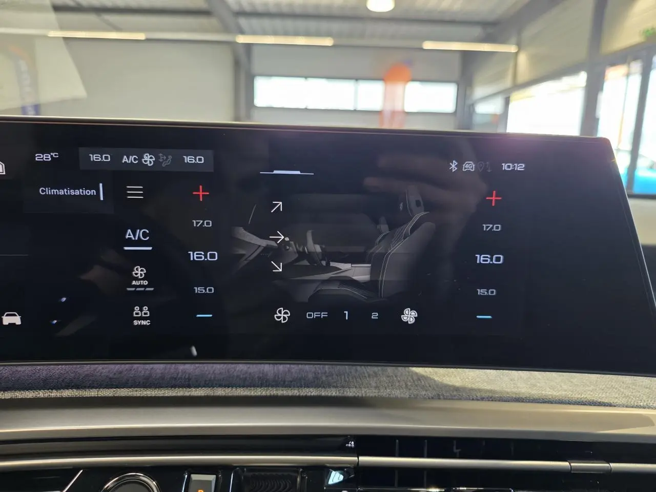 Écran tactile du tableau de bord du Peugeot 3008 hybride 2025 montrant la climatisation et les réglages de ventilation.