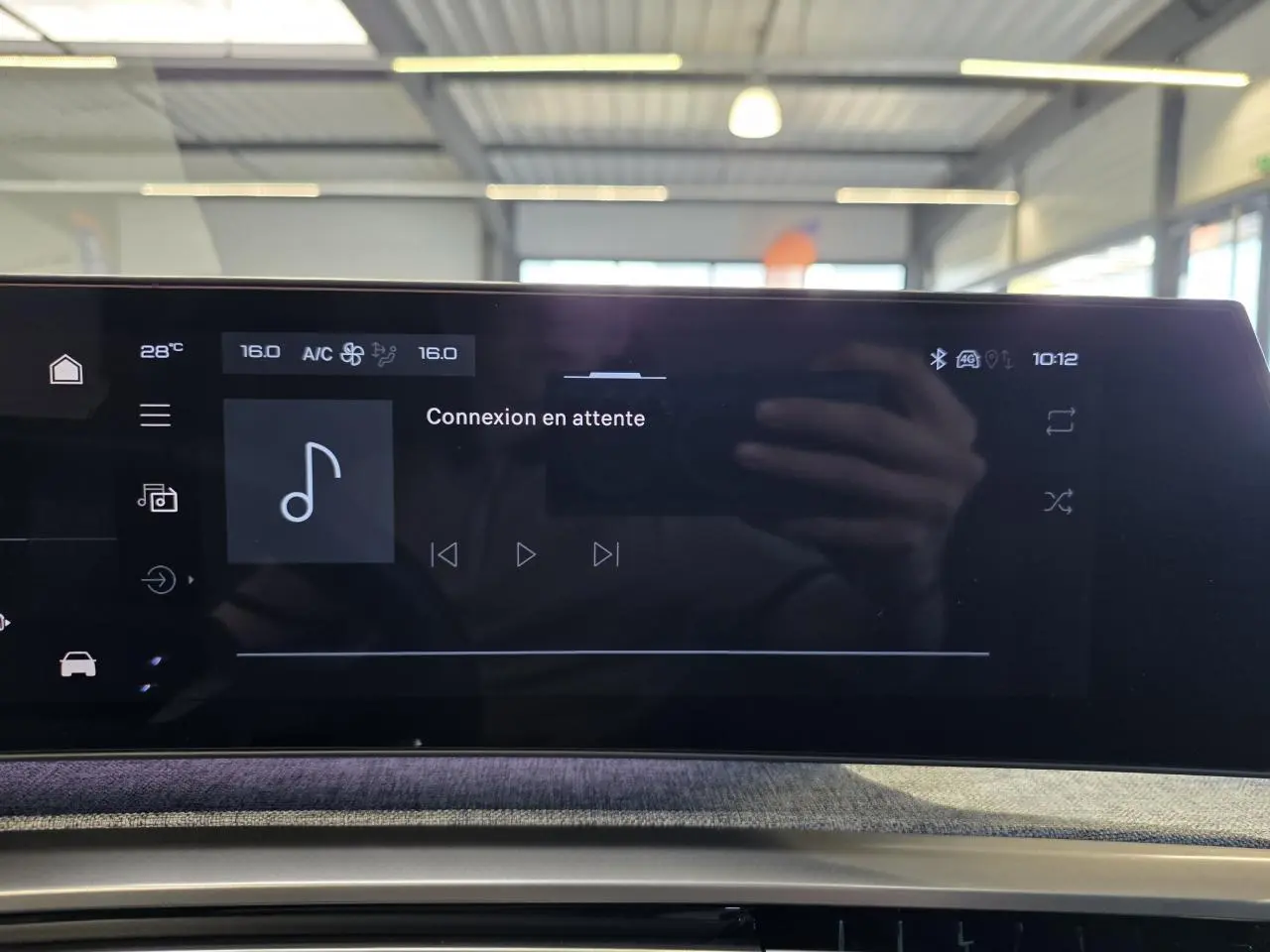 Peugeot 3008 bleu clair vue de face en intérieur, mettant en valeur l'écran tactile du tableau de bord.