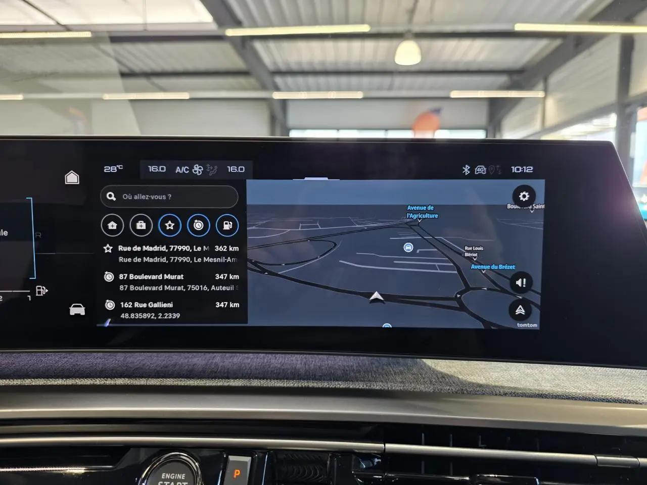 Vue rapprochée de l'écran tactile du tableau de bord du Peugeot 3008 2025 avec navigation 3D affichée.