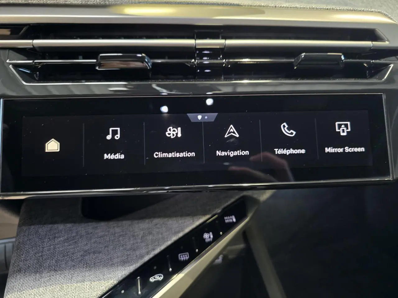 Écran tactile central du tableau de bord du Peugeot 3008 Hybrid 2025 avec commandes multimédia et climatisation.
