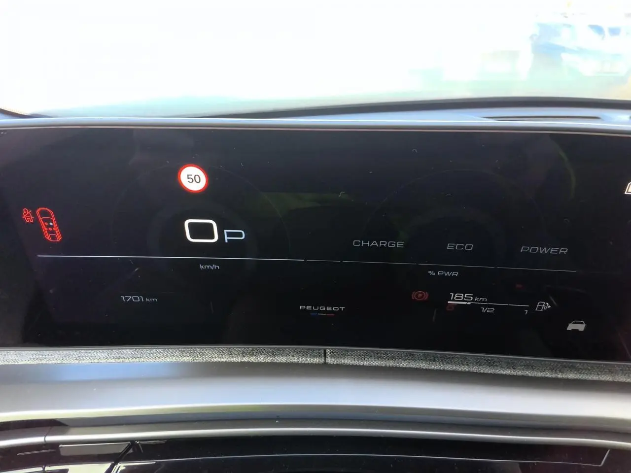 Tableau de bord numérique du Peugeot 3008 hybride 2025, affichage vitesse, autonomie et modes charge, éco, puissance.
