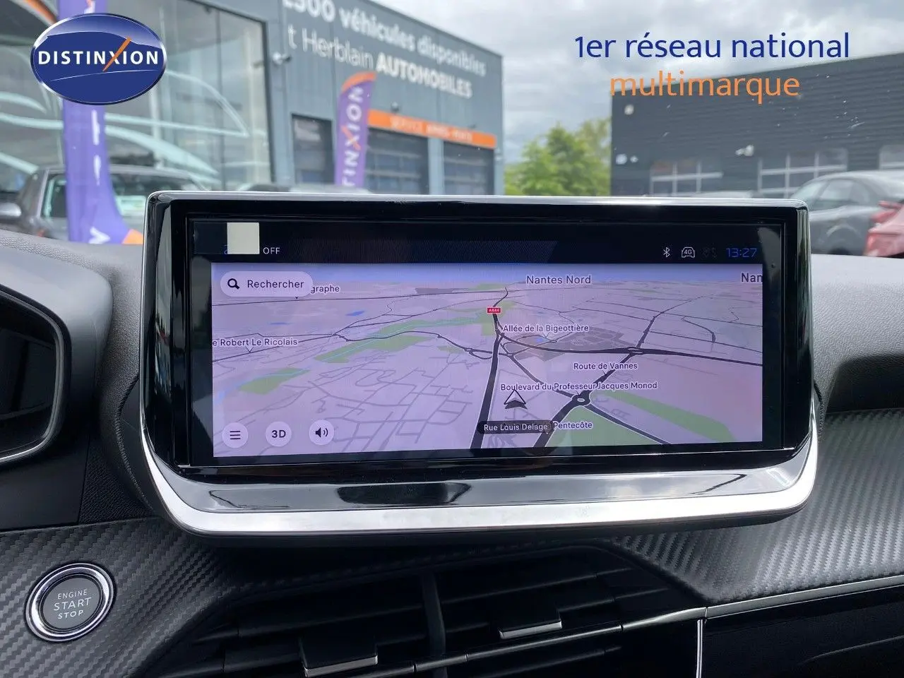 Vue rapprochée de l’écran tactile central du tableau de bord du Peugeot 208 gris, affichant la navigation GPS.