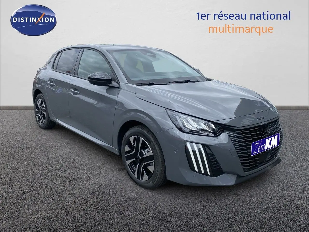 Peugeot 208 gris sélénium métal vue 3/4 avant droit avec calandre noire et feux LED distinctifs.