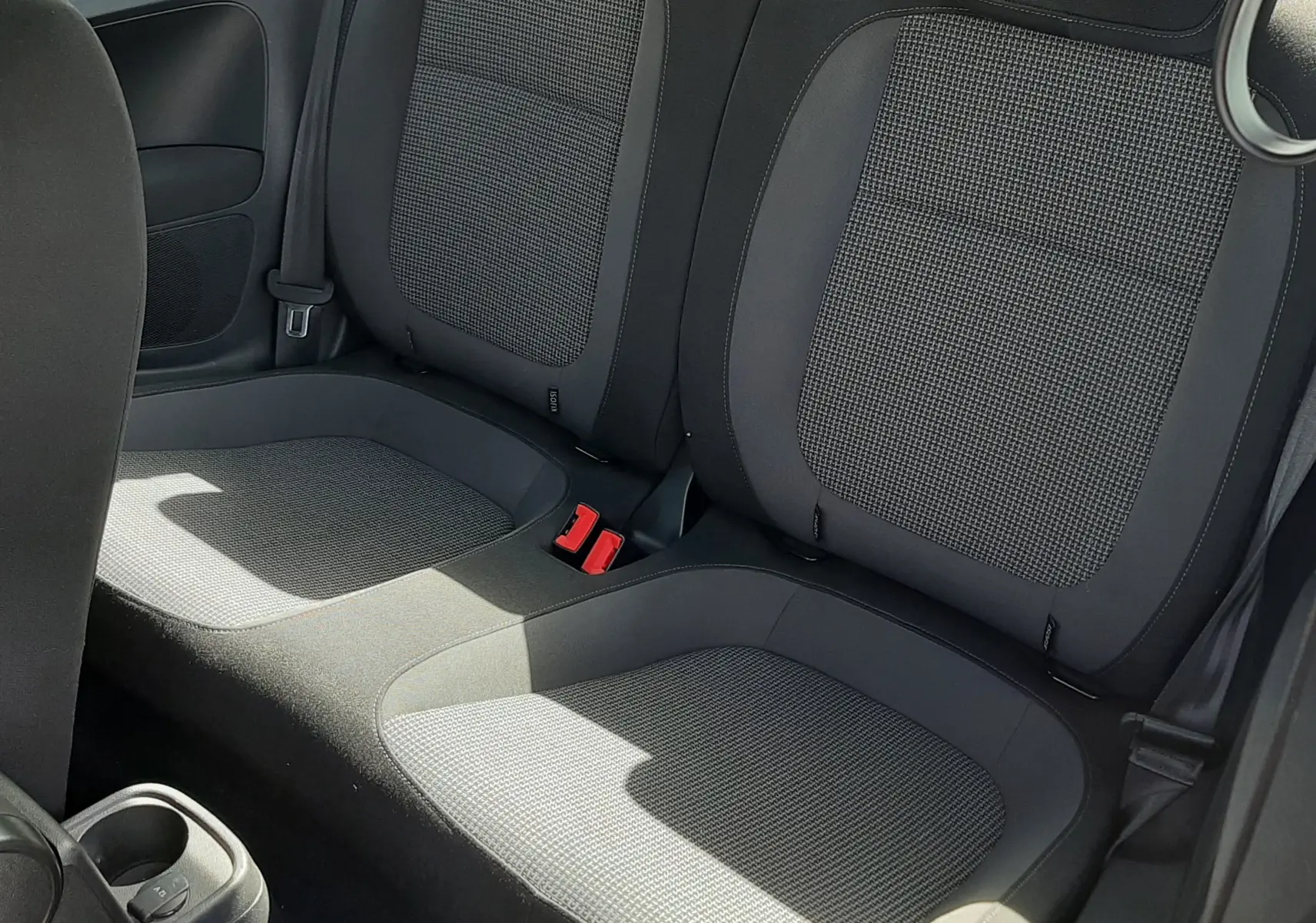 Vue intérieure arrière droite des sièges en tissu noir et gris du Volkswagen New Beetle 2015, version 1.2 TSI Origin.
