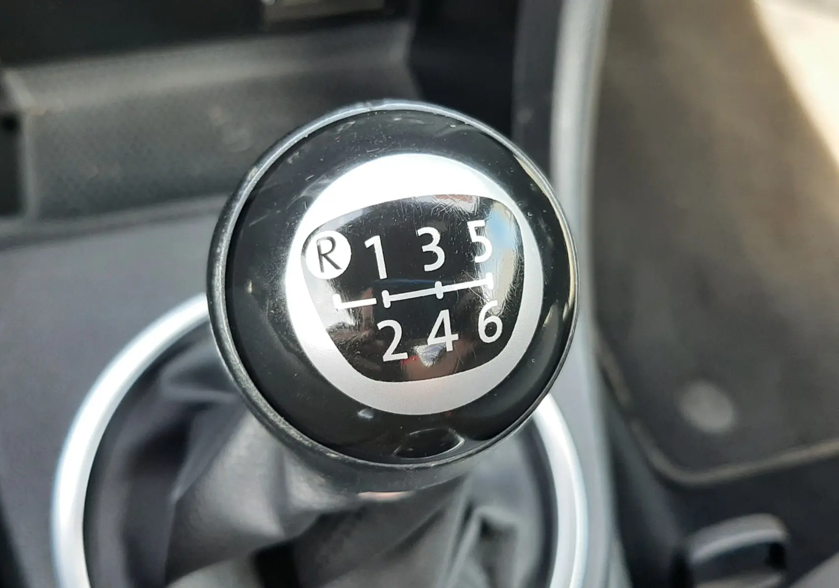 Gros plan sur le levier de vitesses manuel noir du Volkswagen New Beetle 1.2 TSI 2015, montrant les six rapports et la marche arrière.