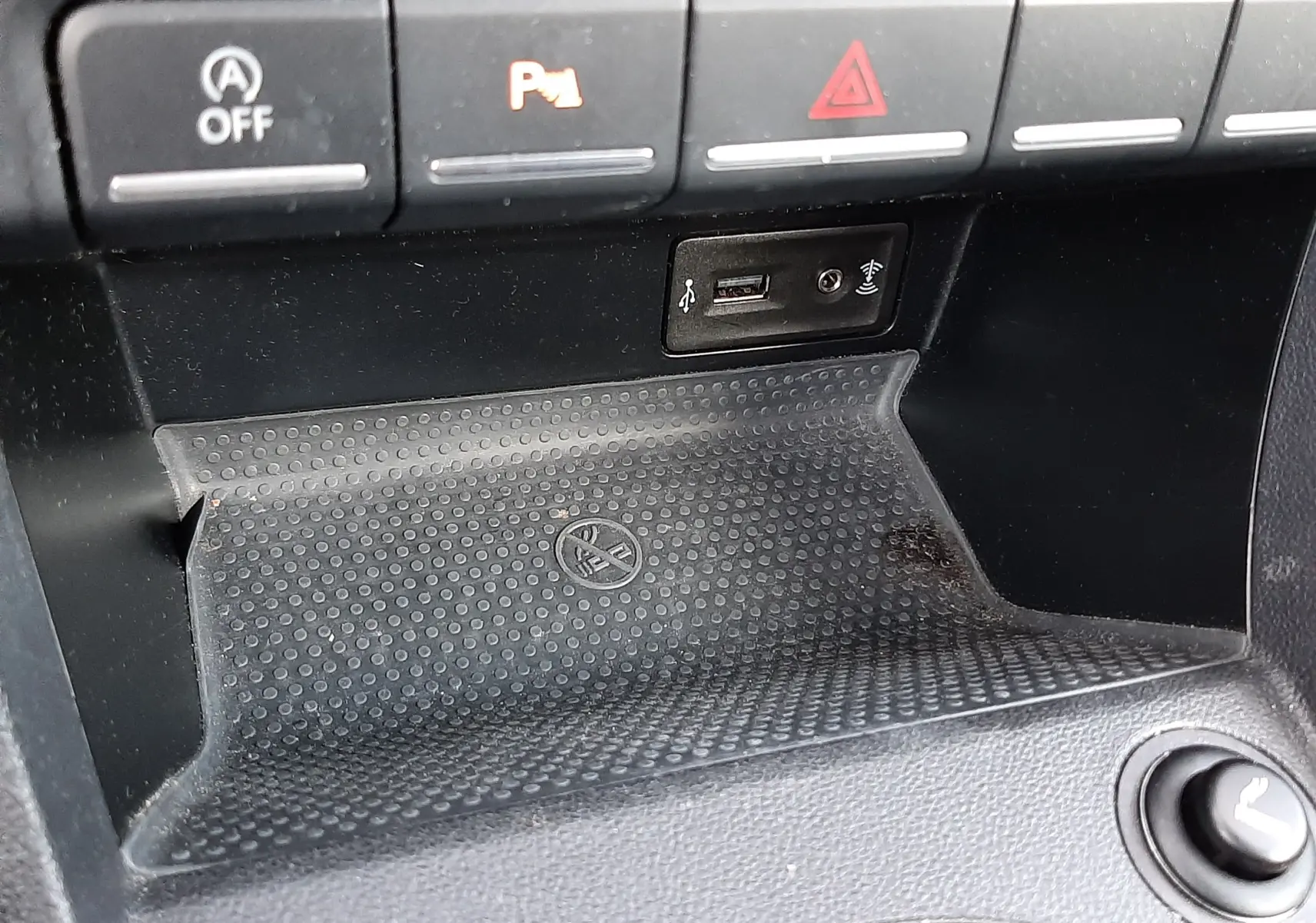 Détail de la console centrale noire du Volkswagen New Beetle 2015, avec ports USB et boutons de commande visibles.
