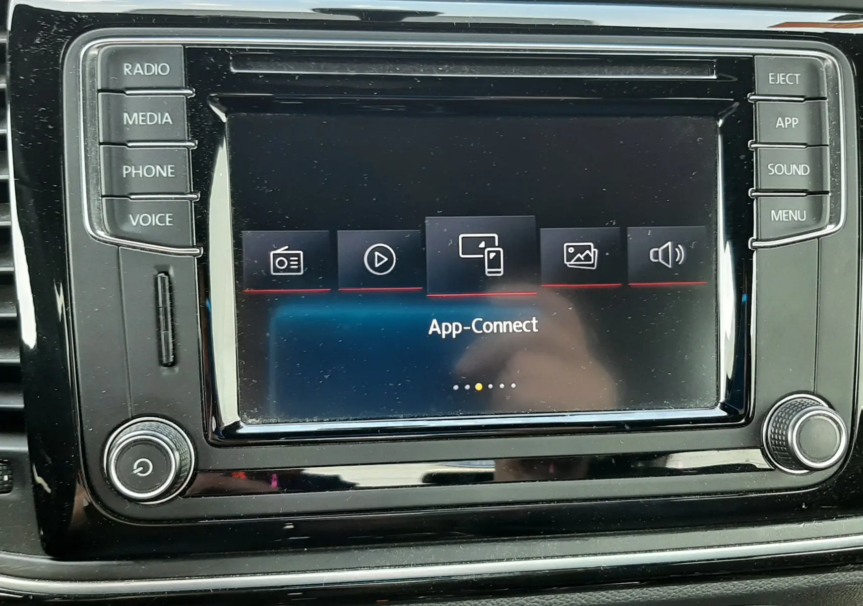 Écran tactile central en gros plan du Volkswagen New Beetle noir 2015, affichant l'interface App-Connect.