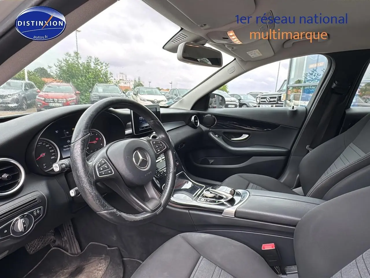 Intérieur de la Mercedes Classe C 180 d business 2017, vue côté conducteur, volant cuir et tableau de bord moderne.