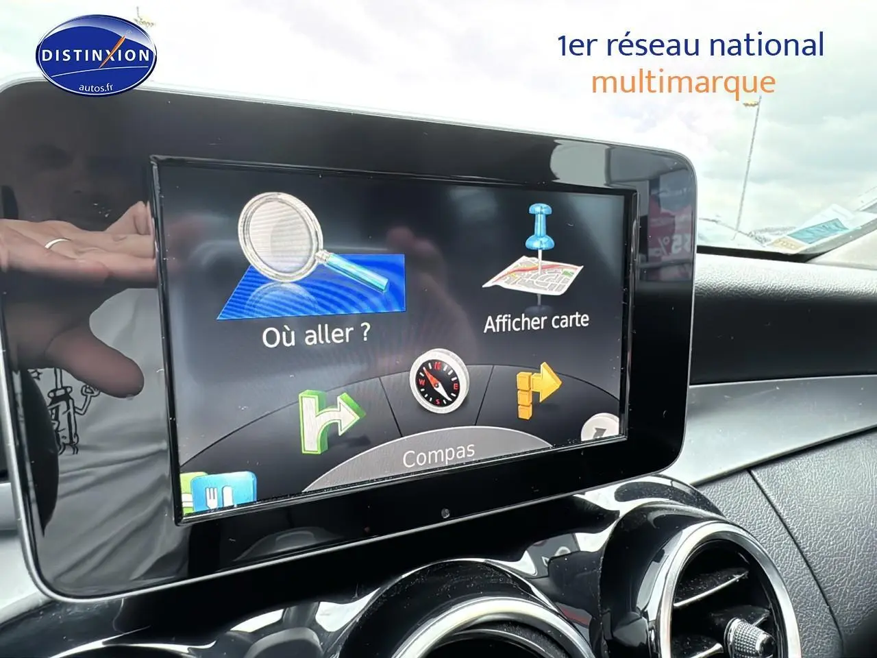 Écran central du système de navigation d'une Mercedes Classe C 180 d business 2017, intérieur noir brillant.