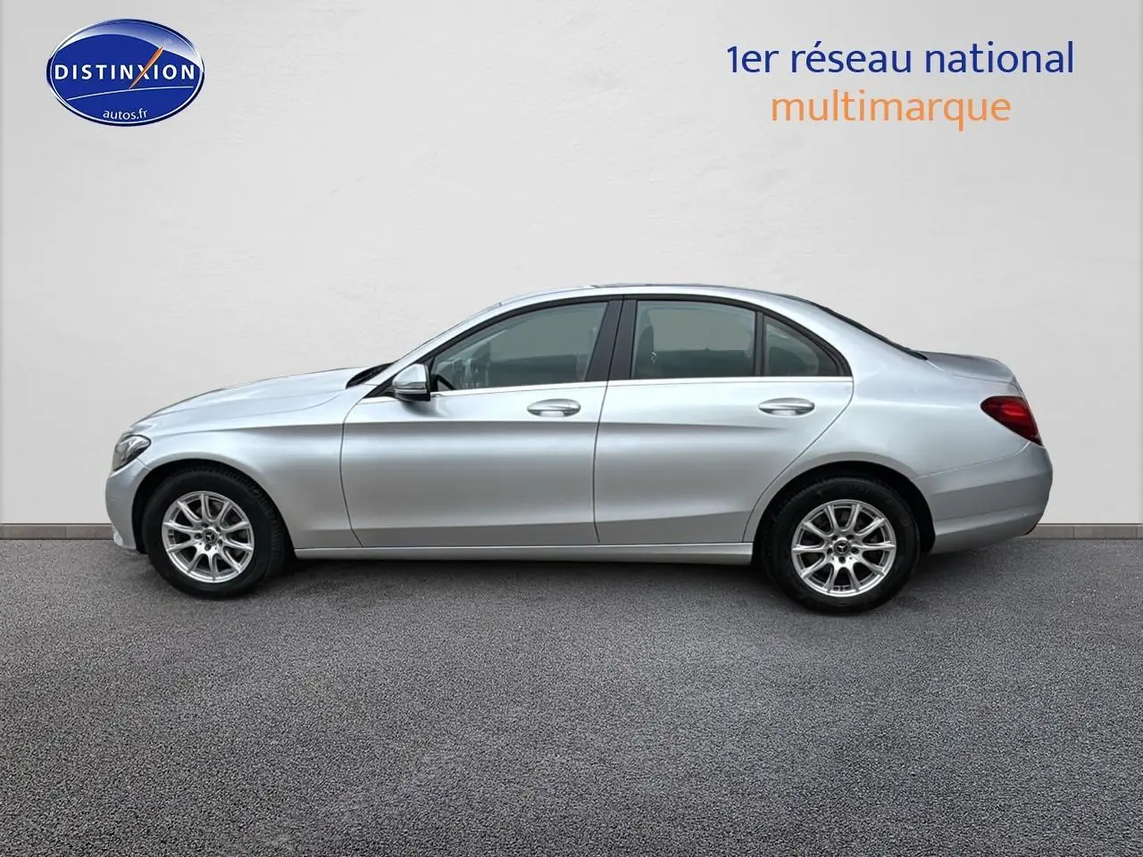 Profil côté gauche d'une Mercedes Classe C 180 d business gris alu de 2017, berline diesel avec jantes alliage.