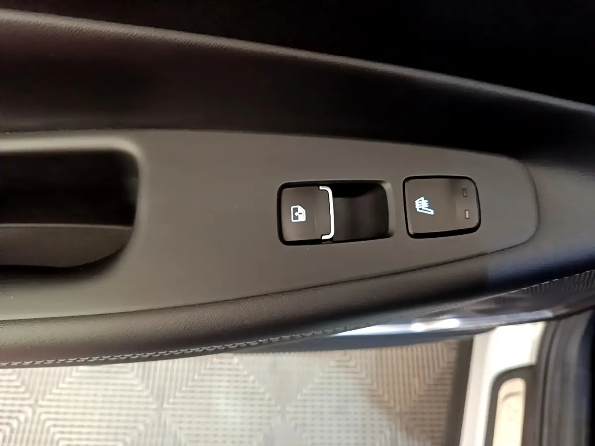 Gros plan sur les commandes de verrouillage et siège chauffant côté conducteur du Hyundai Santa Fe blanc 2022.