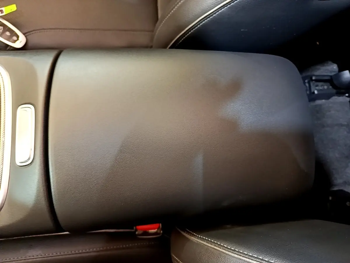 Vue rapprochée de l'accoudoir central en cuir noir de l'intérieur du Hyundai Santa Fe hybride 2022.