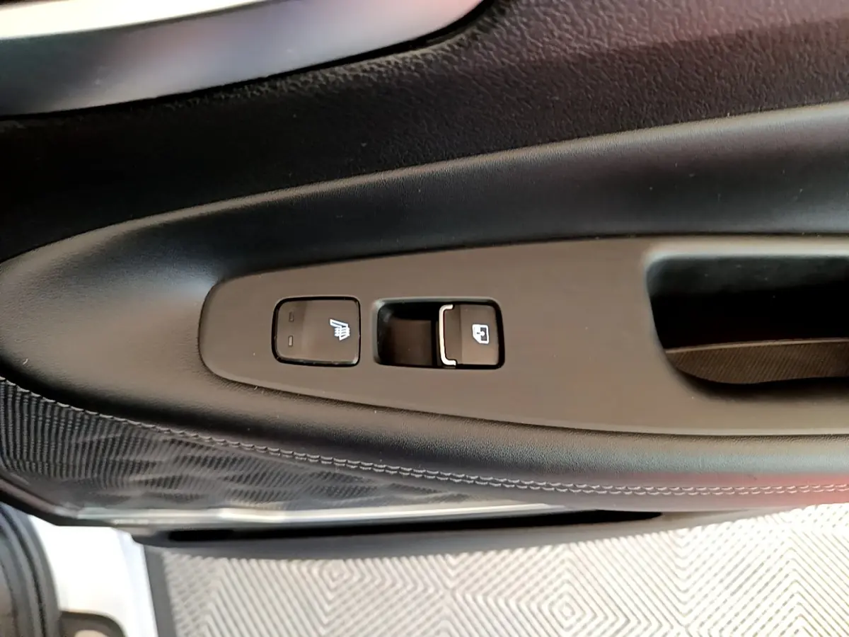 Boutons de verrouillage et chauffage siège sur la porte côté conducteur du Hyundai Santa Fe blanc 2022.