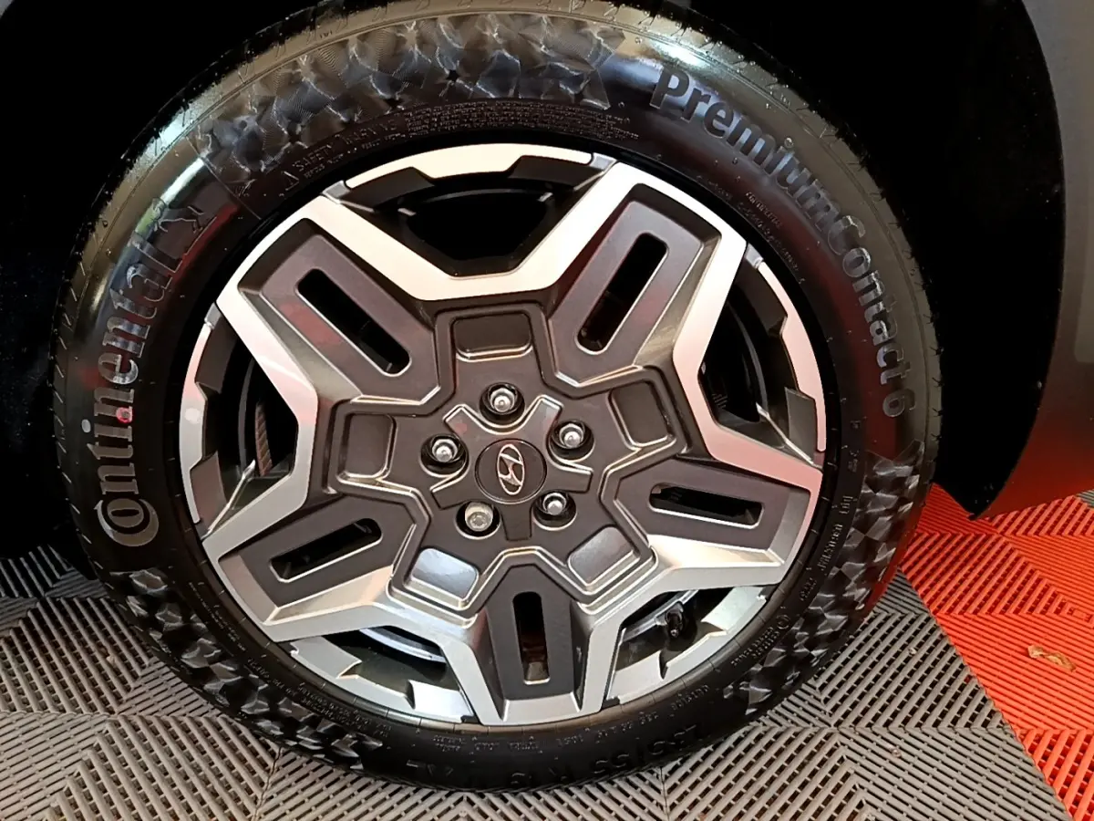 Gros plan sur la jante alliage au design moderne avec logo Hyundai, montée sur pneu Continental PremiumContact 6.