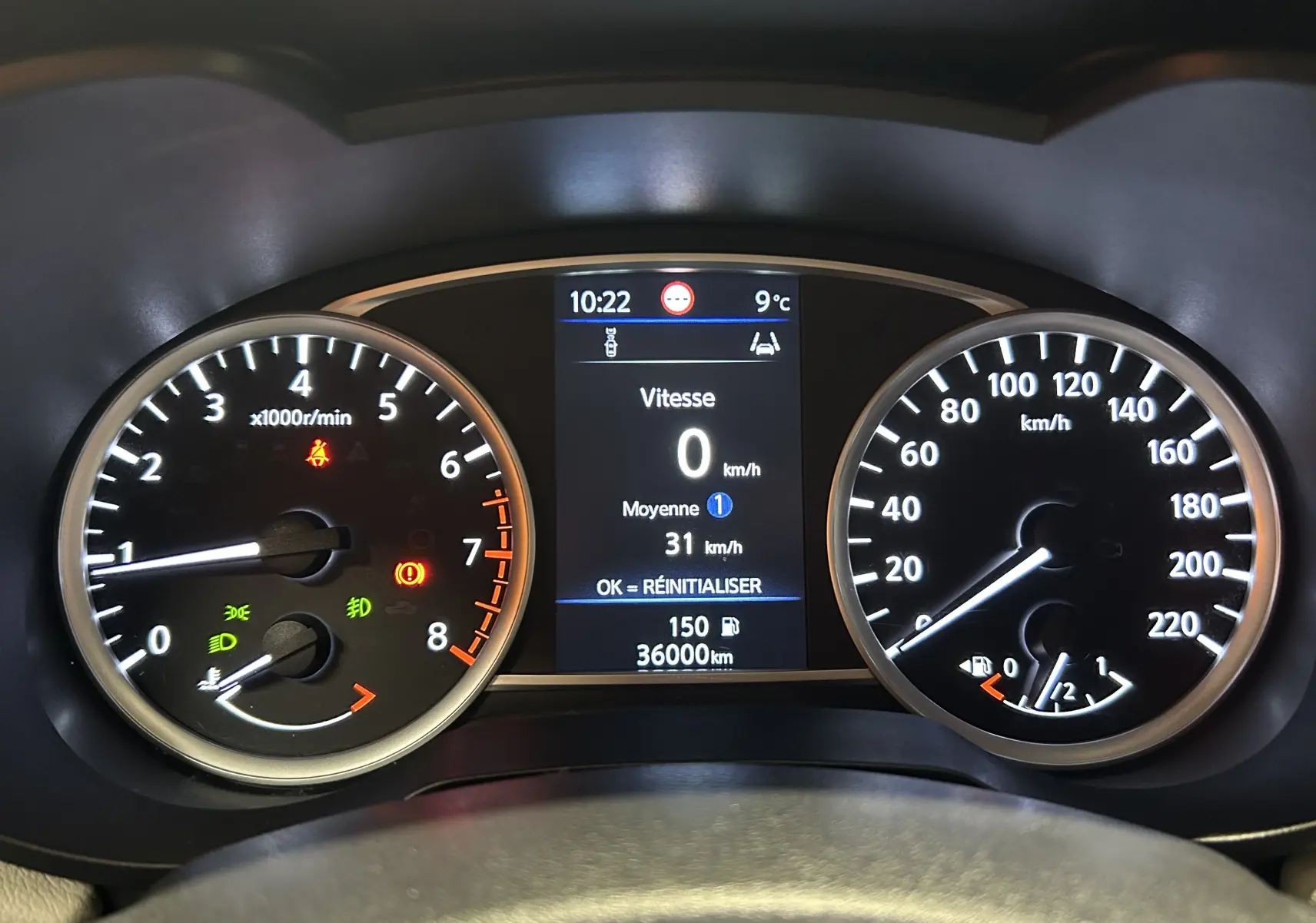 Tableau de bord de Nissan Micra blanc 2021, vue frontale sur les compteurs et l'écran digital affichant 0 km/h et 36 000 km.