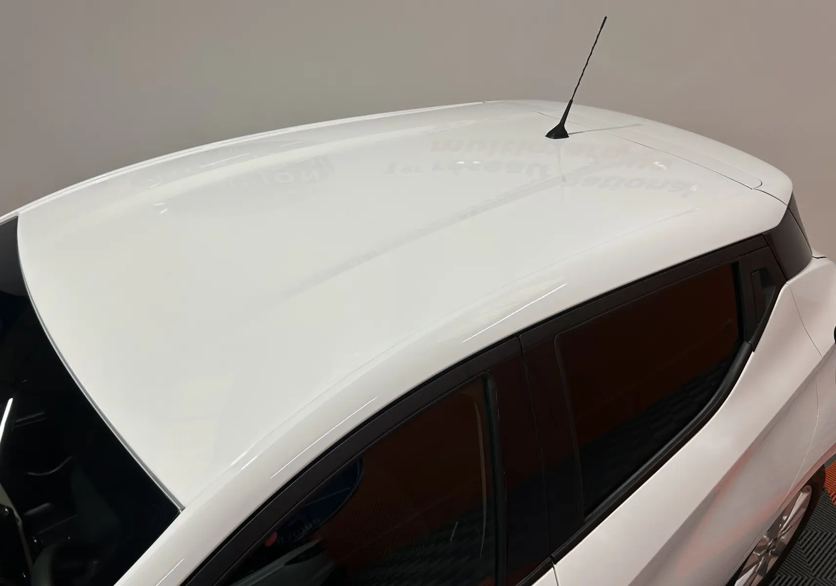 Vue plongeante sur le toit blanc et les vitres teintées côté droit de la Nissan Micra 2021 cinq portes.