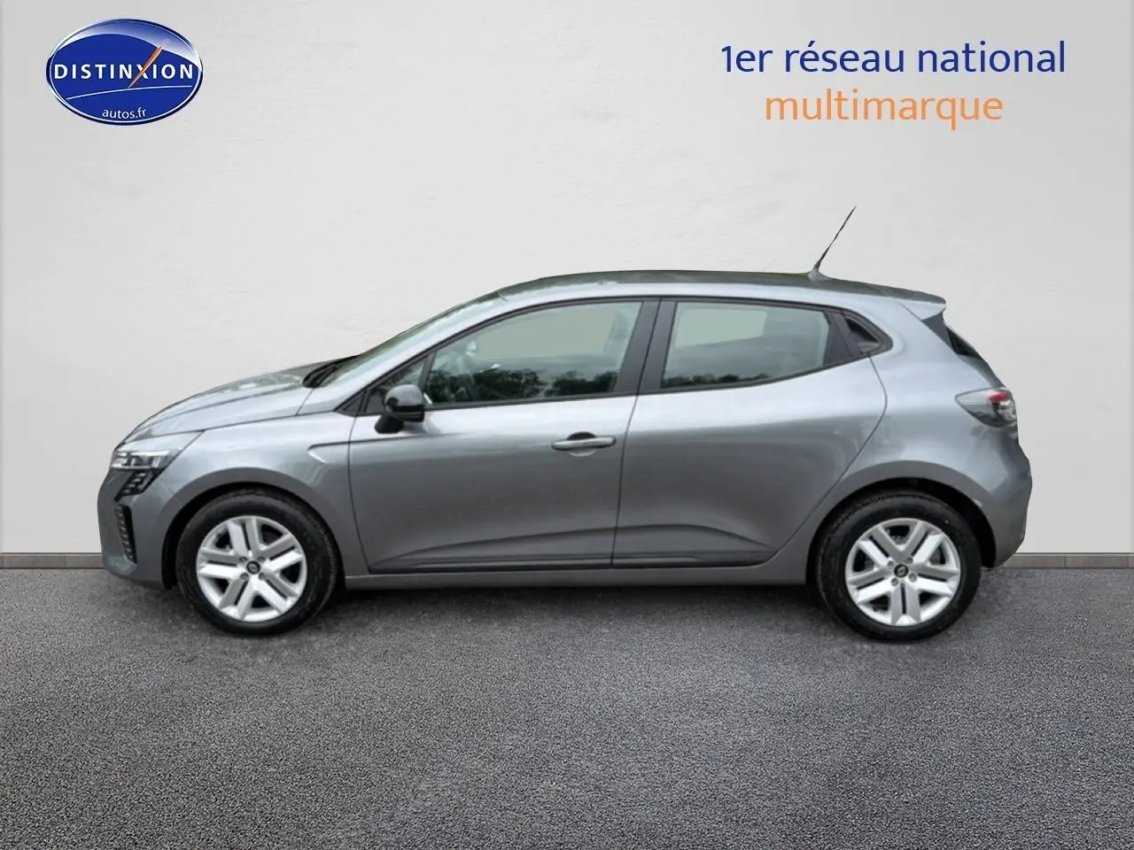 Profil droit d'une Renault Clio V gris schiste 2026 avec jantes alliage et poignées ton carrosserie visibles.