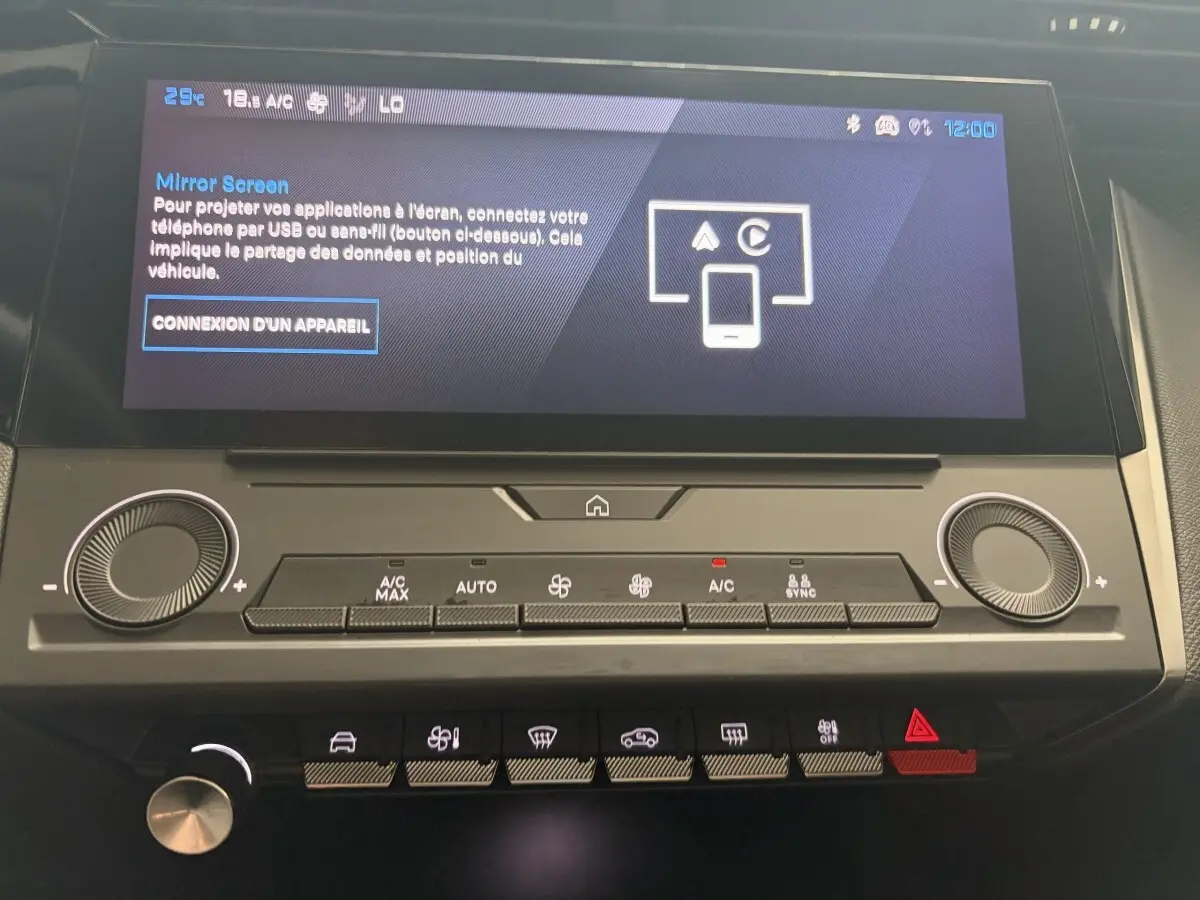 Vue rapprochée de la console centrale tactile et des commandes de climatisation du Peugeot 308 2024.