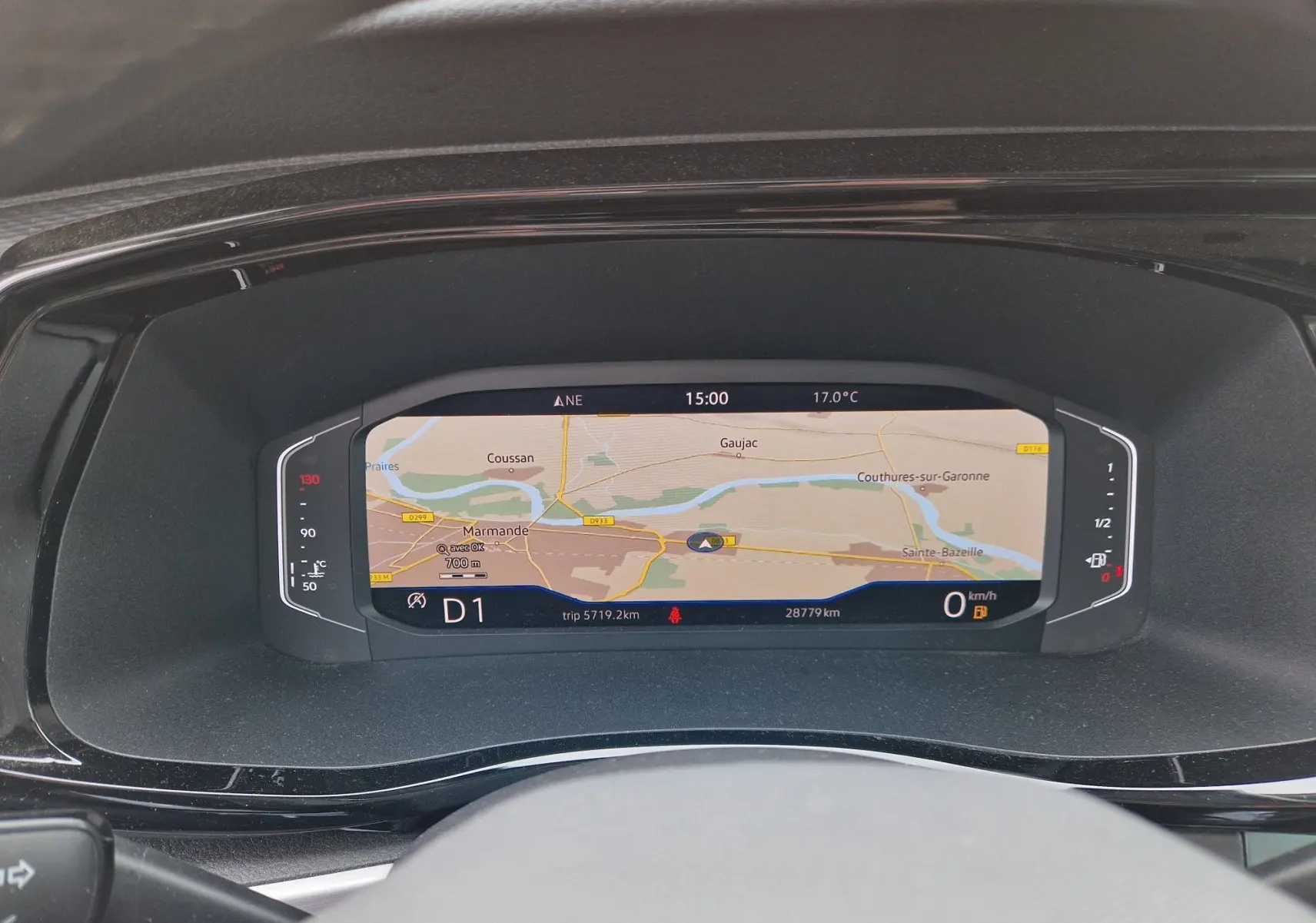 Affichage numérique du tableau de bord du Volkswagen California 2021 montrant la navigation et les informations de conduite.