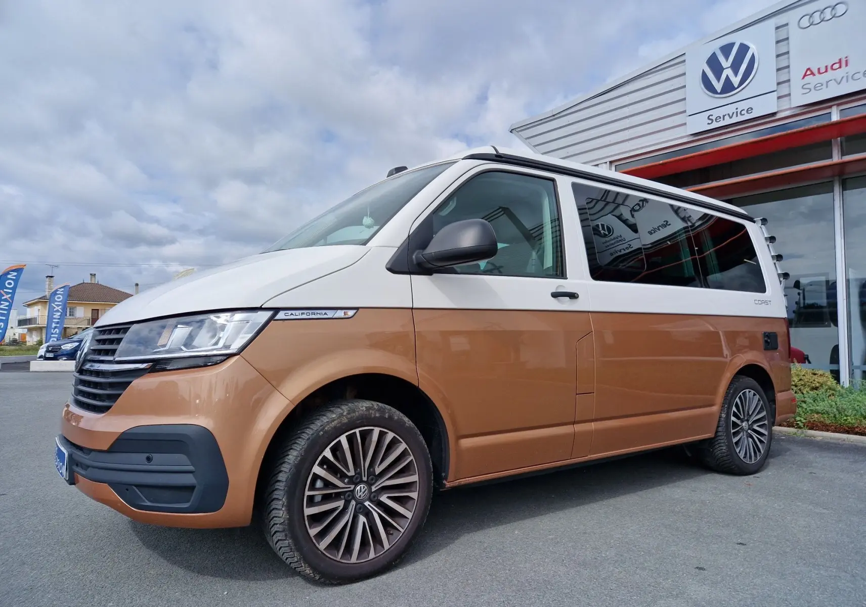 Volkswagen California 2.0 TDi 150 ch Coast Cooper bronze vue 3/4 avant droit avec toit blanc et jantes alliage.