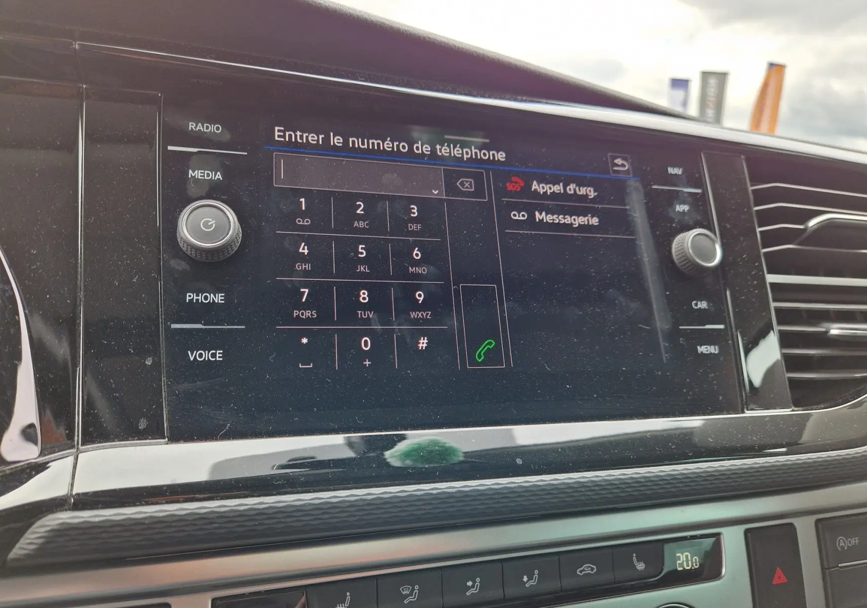 Gros plan sur l'écran tactile central du Volkswagen California 2021, affichant le clavier pour entrer un numéro de téléphone.