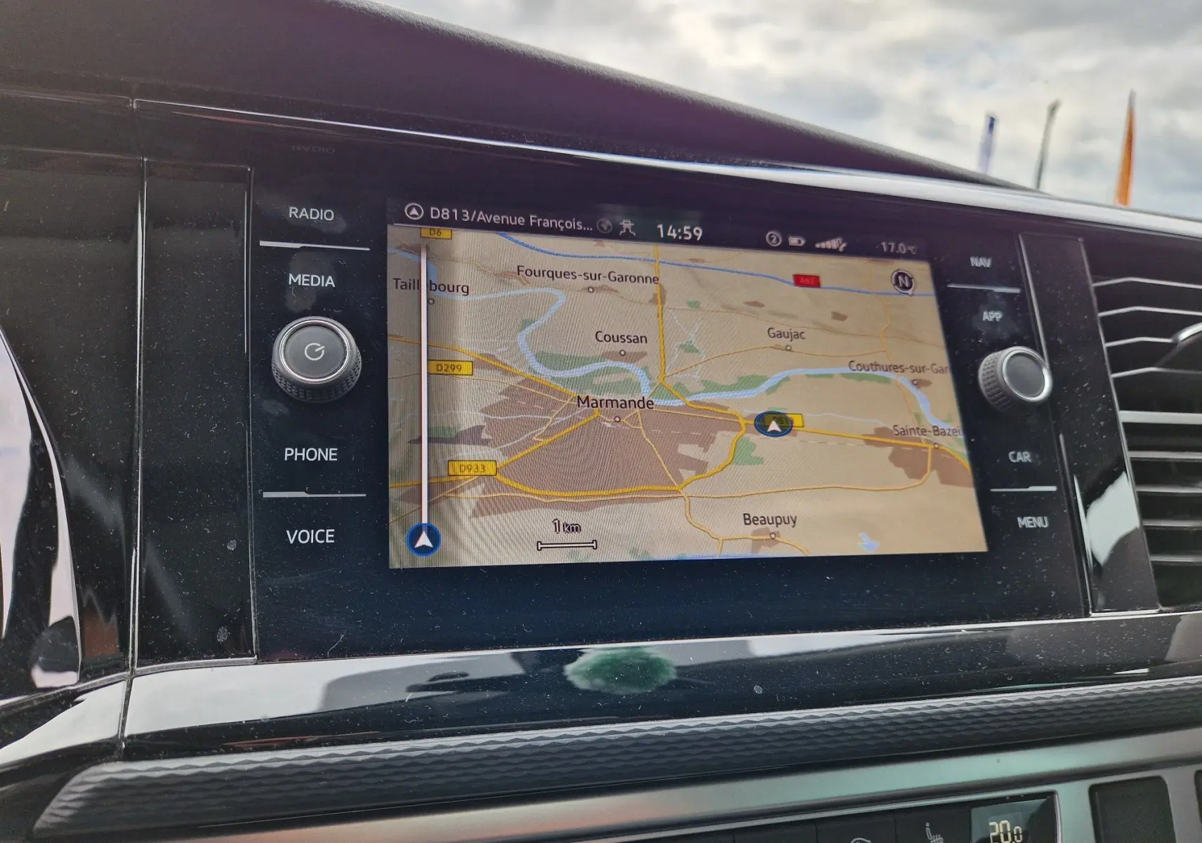 Écran tactile central du Volkswagen California 2021 affichant la navigation avec carte détaillée et commandes multimédia autour.